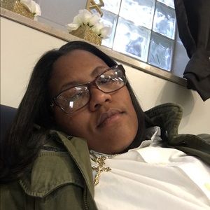 Meet your Posher, Dominique